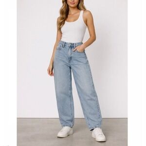 American Eagle Mid Rise Barrel Jeans Light Wash Lightly Distressed Size 4